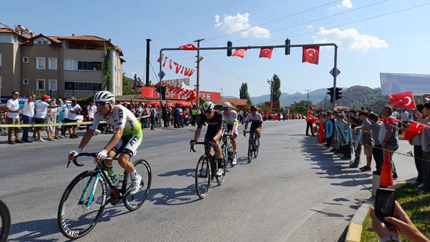 Стартовал этап 58-го Президентского велотура Турции Кемер - Калкан.