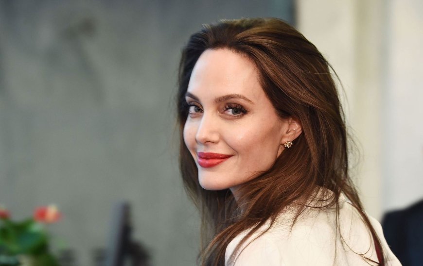 Анджелина Джоли (Angelina Jolie) предлагает своим клиентам кофе по-турецки