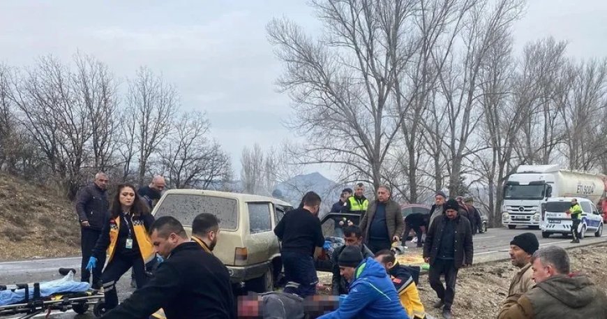 В Анкаре два автомобиля столкнулись лоб в лоб