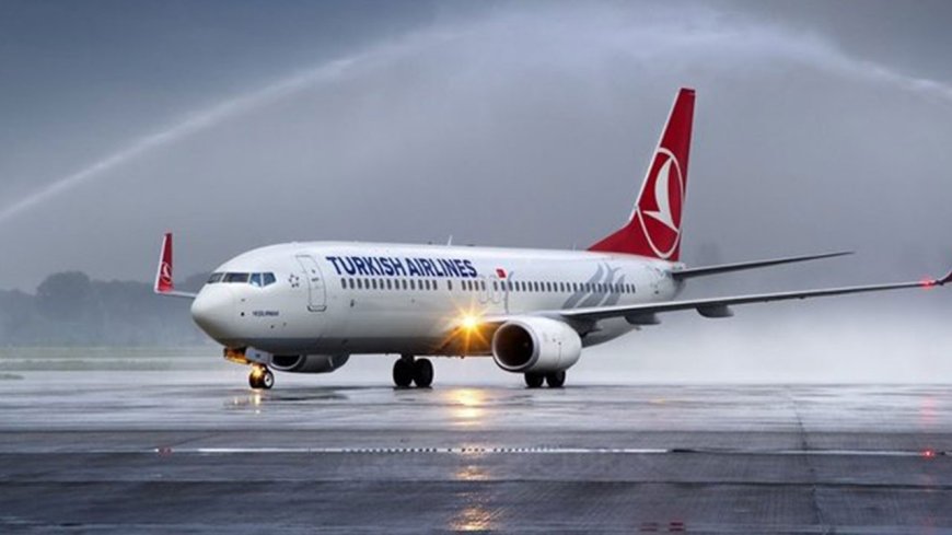 Стекло кабины самолета Turkish Airlines треснуло