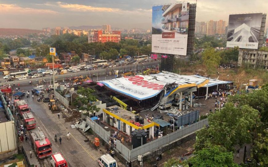 В Мумбаи обрушился гигантский рекламный щит: по меньшей мере восемь человек погибли