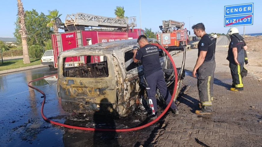 В Анталье загорелся туристический микроавтобус