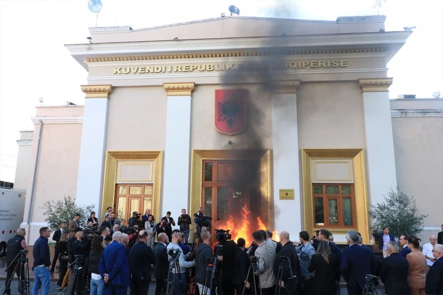 Албанская оппозиция сожгла стулья у здания парламента